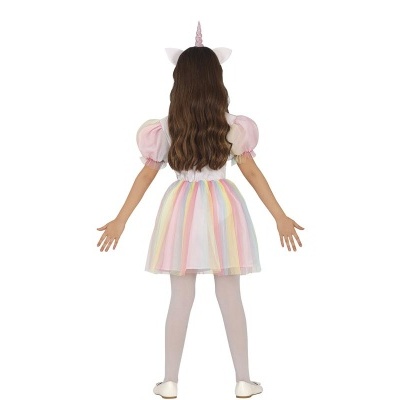 Criança de costas com vestido colorido e faixa de cabeça de unicórnio