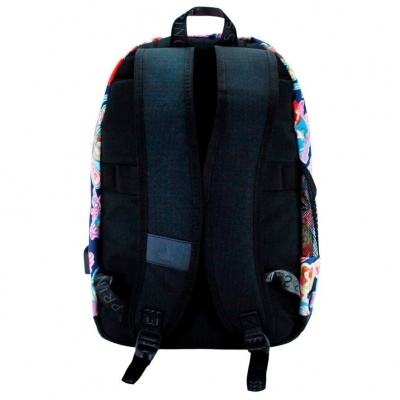 Mochila preta com padrão floral nas laterais vista pela parte de trás