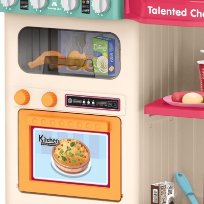 Forno de brinquedo branco e laranja com frango assado e embalagem de biscoitos ao lado