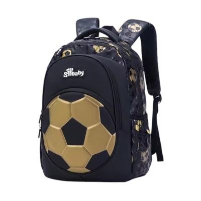 Mochila preta com padrão dourado de bolas de futebol e bolso frontal em relevo de bola de futebol.