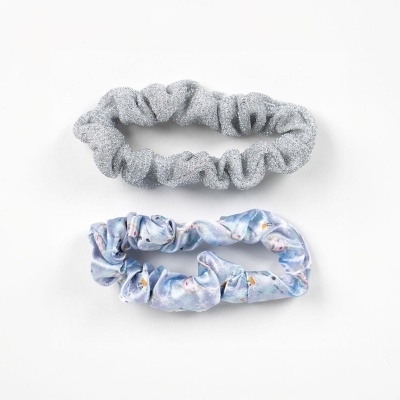 Dois scrunchies para cabelo, um cinzento brilhante e um azul estampado