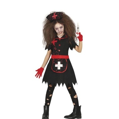 Criança com fato de enfermeira Halloween preto e vermelho com cruz branca, luvas vermelhas, meia preta rasgada, botas pretas e touca com cruz vermelha, segura seringa de plástico.