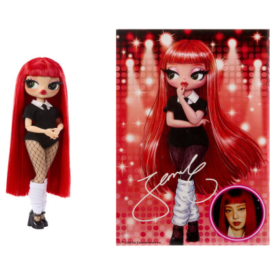 Boneca com cabelo vermelho longo, roupa preta e polainas brancas junto a ilustração da personagem com assinatura.