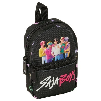 Mochila preta pequena com figura de cinco rapazes coloridos e texto SAJA BOYS