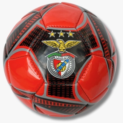 Bola de futebol vermelha e preta com logótipo do SL Benfica