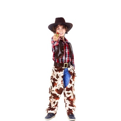 Criança com roupa de cowboy e chapéu castanho com pistola de brinquedo.
