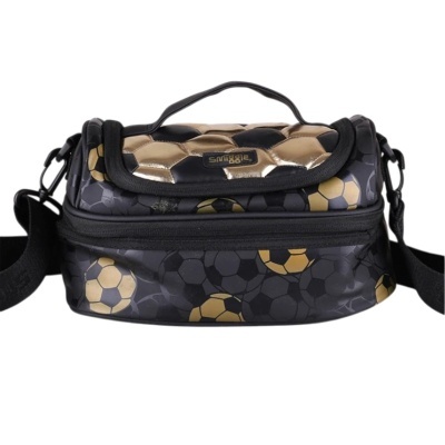 Mala pequena preta com padrão bolas de futebol douradas e cinzentas