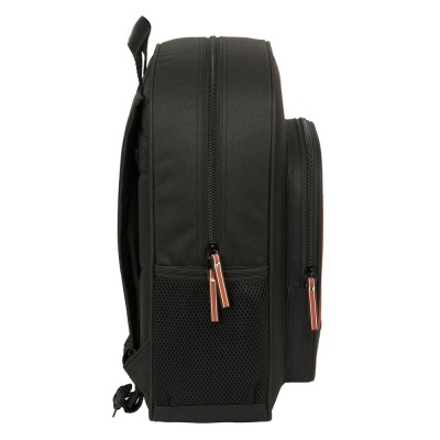 Mochila preta vista de perfil com fechos de correr e bolsos em rede
