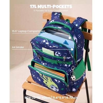 Mochila azul com bolas de futebol e chamas verdes com vários bolsos numa cadeira