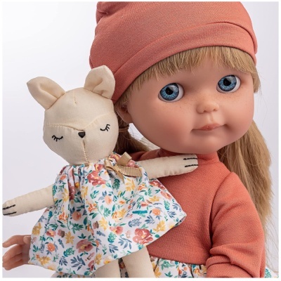 Boneca com roupa cor de tijolo segura boneca de pano com vestido floral