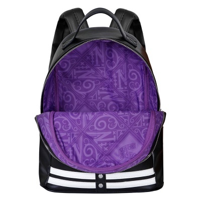 Mochila preta com interior roxo decorado com números.