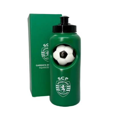 Garrafa verde com bola de futebol e logo SCP, junto à caixa verde de embalagem