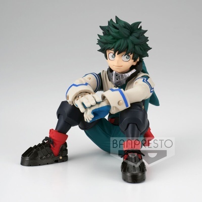 Figura de ação de personagem com cabelo verde escuro sentado