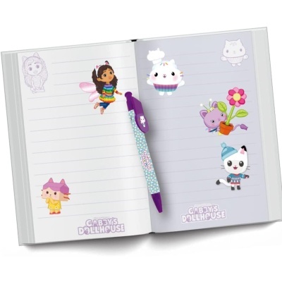 Caderno infantil Gabby's Dollhouse aberto com caneta e ilustrações coloridas