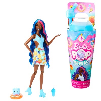Boneca Barbie com saia estampada de frutas e patins azuis ao lado da embalagem Barbie Pop Reveal