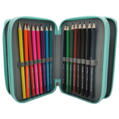 Estojo aberto com lápis de cor coloridos organizados em elásticos dentro de estojo verde claro