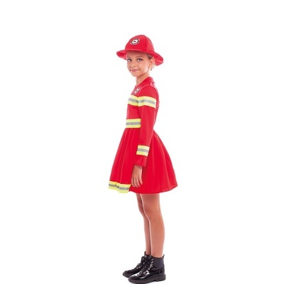 Criança com fato de bombeiro vermelho e chapéu vermelho