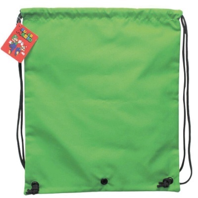 Saco mochila verde claro com tiras pretas e etiqueta Super Mario