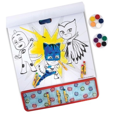 Livro de colorir com personagens de desenho animado e tintas coloridas