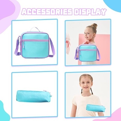 Mochila e estojo azuis exibidos em quatro fotos, duas com crianças tomando os acessórios