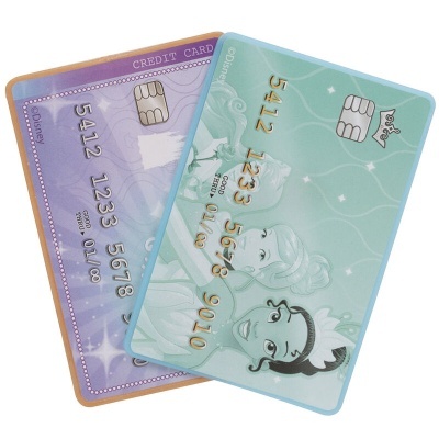 Dois cartões de crédito lilás e azul claro com desenhos de personagens femininas e chips visíveis