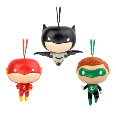 Três figuras de suspensão de super-heróis em cartoon: Flash, Batman e Lanterna Verde.