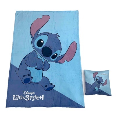 Manta e almofada Disney Lilo & Stitch azul com personagem Stitch estampada.