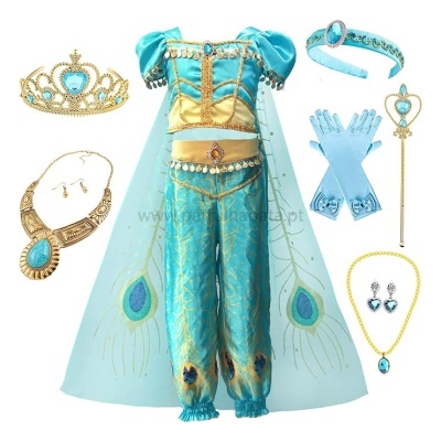 Fantasia azul turquesa com dourado e acessórios, incluindo coroa, tiaras, varinha, luvas e colares