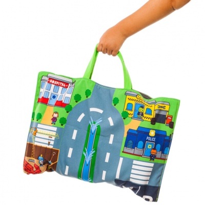Saco infantil com desenho de estrada e edifícios coloridos
