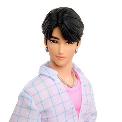 Boneco de moda com camisa branca e camisola rosa