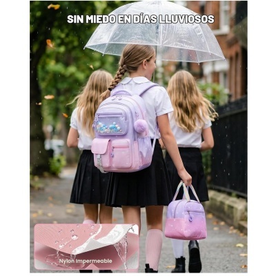 Meninas com mochilas escolares lilás e rosa sob guarda-chuva transparente na chuva