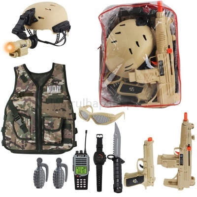 Conjunto de brinquedo militar com capacete, colete camuflado, armas e acessórios em saco transparente