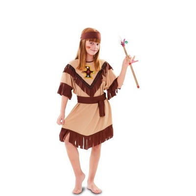 Menina com fantasia de indígena em tecido bege e castanho com franjas.