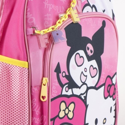 Mochila rosa com personagens de desenhos animados e detalhes em amarelo e rosa
