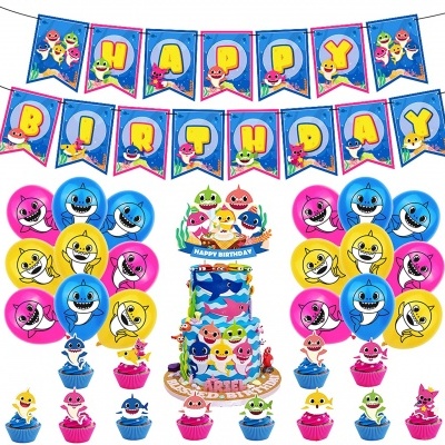Decoração de festa Baby Shark com balões, painéis HAPPY BIRTHDAY, cupcakes e bolo coloridos