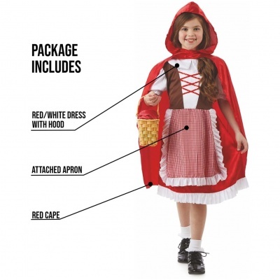 Menina com fantasia de Chapeuzinho Vermelho, com vestido branco e vermelho, avental, capa vermelha e capuz, segurando uma cesta de verga.