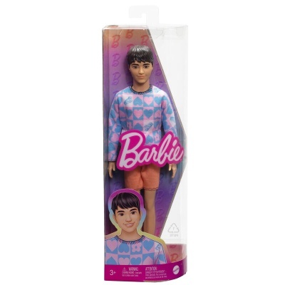Boneco masculino Barbie com camiseta azul com corações e calções rosa na caixa transparente