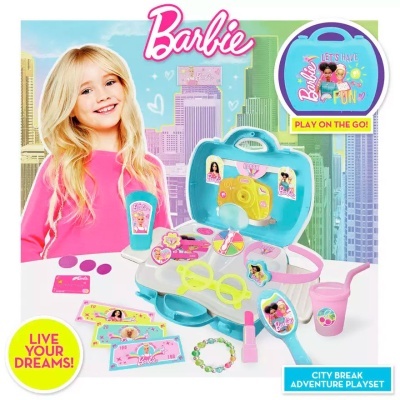 Brinquedo Barbie City Break Adventure Playset com mala azul aberta e acessórios coloridos sobre mesa branca.