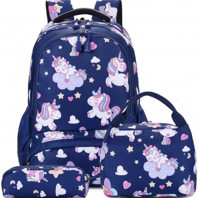 Conjunto escolar azul com padrão de unicórnios brancos e elementos coloridos