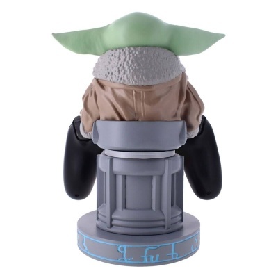 Estatueta de Baby Yoda sentado numa base cinza com inscrições azuis