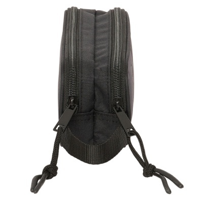 Bolsa preta com dois fechos de correr e cordões nos puxadores