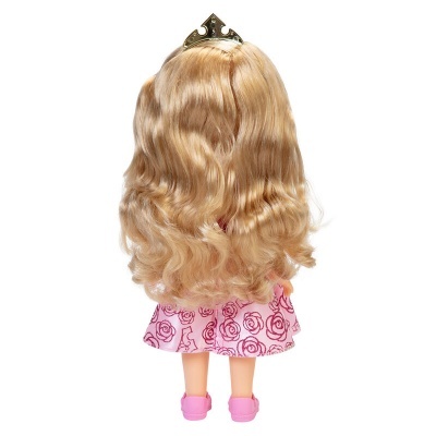 Boneca vista de costas com cabelo loiro ondulado e vestido rosa com padrão de rosas