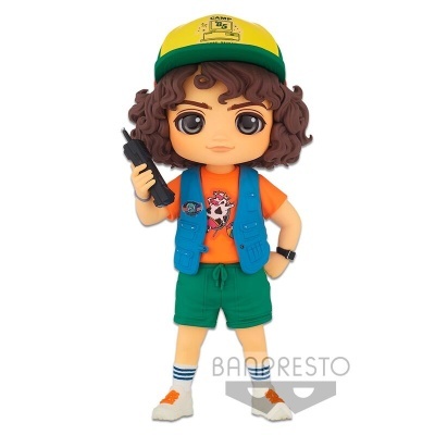 Figura colecionável menino com boné amarelo e verde e colete azul