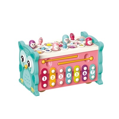 Brinquedo musical infantil em madeira com formato de coruja e teclas coloridas numeradas.