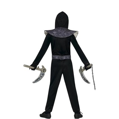 Fato preto com capuz e capa cinzenta, com armas prateadas, para criança num fundo branco.