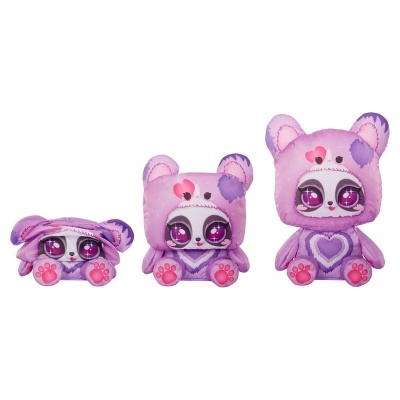 Três peluches cor-de-rosa e lilás com olhos grandes e padrão de coração.