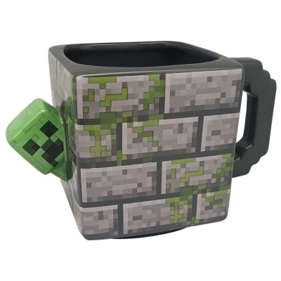 Caneca quadrada com padrão de blocos cinzentos e verdes e figura verde pixelada