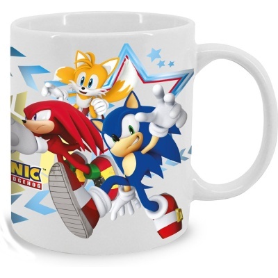 Caneca branca com personagens Sonic, Knuckles e Tails coloridos