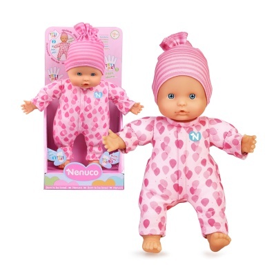 Boneca Nenuco com pijama rosa com balões e chapéu riscado, com embalagem rosa e branco