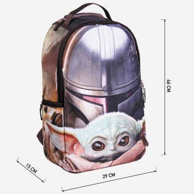 mochila Mandaloriano com Baby Yoda e capacete, cores cinza, castanho e verde claro